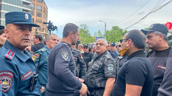 Начальник полиции Арам Ованнисян во время акции неповиновения на Северном проспекте (15 мая 2024). Еревaн - Sputnik Армения