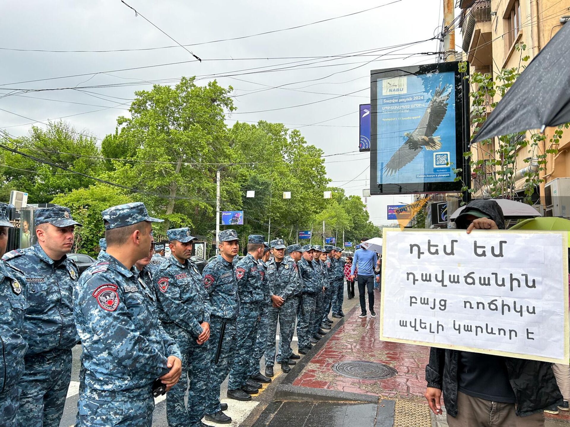 Участник акции неповиновения с плакатом Я против предателя, но зарплата важнее (15 мая 2024). Еревaн - Sputnik Արմենիա, 1920, 15.05.2024