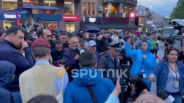 Ոստիկանները ենթարկվեցին Բագրատ սրբազանի պահանջին և բացեցին ճանապարհը բողոքի ակցիայի մասնակիցների համար - Sputnik Արմենիա