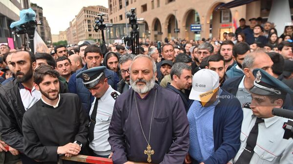 Архиепископ Баграт Галстанян возглавляет шествие в рамках акции неповиновения (15 мая 2024). Еревaн - Sputnik Армения