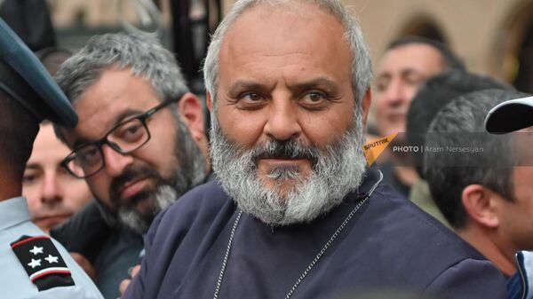 Архиепископ Баграт Галстанян во время акции неповиновения (15 мая 2024). Еревaн - Sputnik Армения