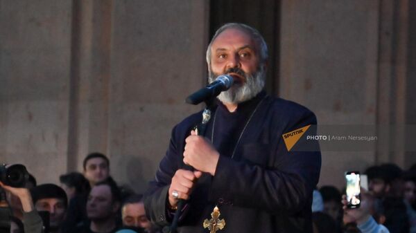 Архиепископ Баграт Галстанян выступает во время акции неповиновения (15 мая 2024). Еревaн - Sputnik Արմենիա
