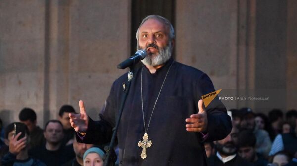 Архиепископ Баграт Галстанян выступает во время акции неповиновения (15 мая 2024). Еревaн - Sputnik Армения