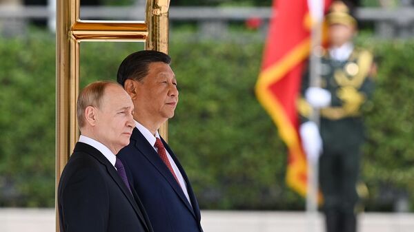 Президент России Владимир Путин и председатель КНР Си Цзиньпин во время церемонии официальной встречи у Дома народных собраний на площади Тяньаньмэнь (16 мая 2024). Пекин - Sputnik Армения
