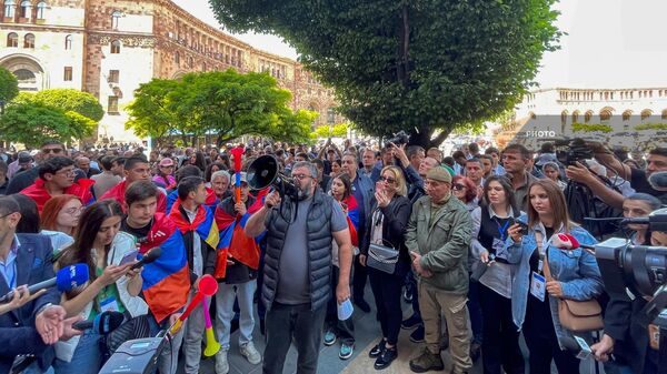 Депутат Гарник Даниелян выступает перед сторонниками перед зданием Дома правительства на площади Республики (16 мая 2024). Еревaн - Sputnik Армения