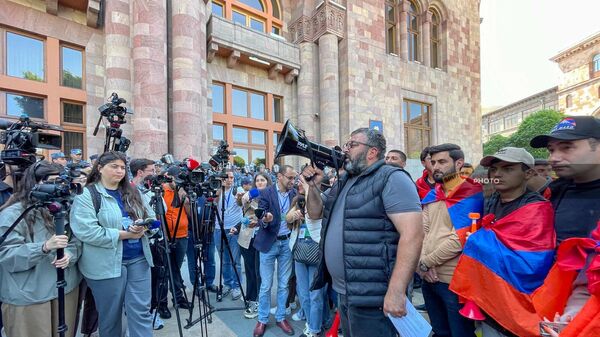 Депутат Гарник Даниелян выступает перед сторонниками у Дома правительства на площади Республики (16 мая 2024). Еревaн - Sputnik Армения