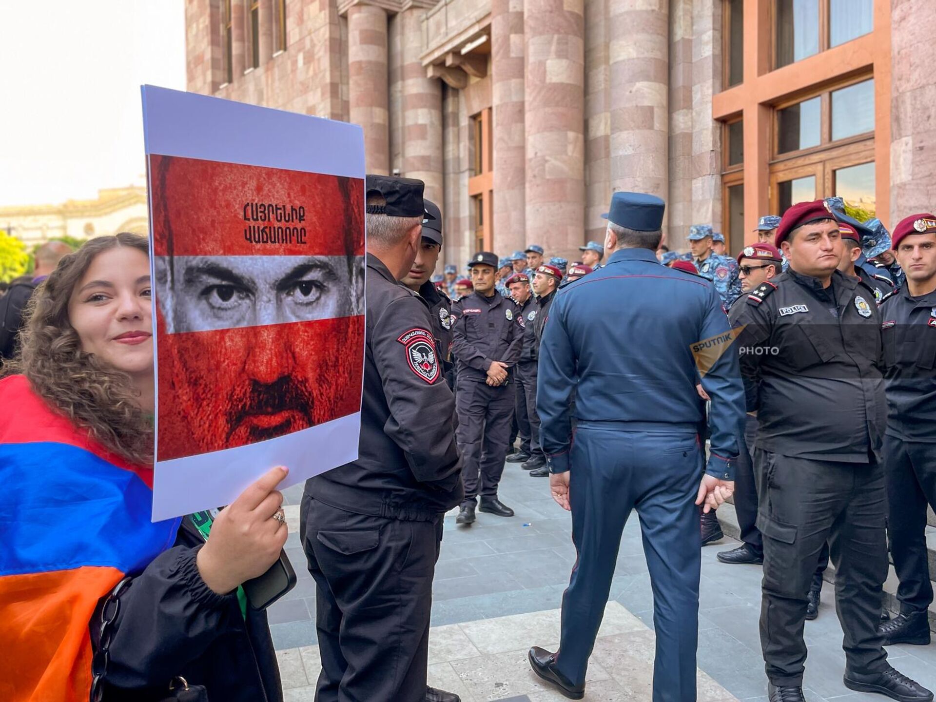 Активистка держит плакат с изображением премьер-министра Никола Пашиняна перед зданием Дома правительства на площади Республики (16 мая 2024). Еревaн - Sputnik Армения, 1920, 16.05.2024