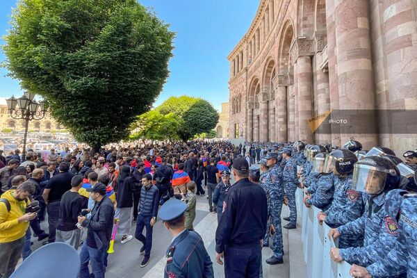 Полиция оцепила здание Дома правительства на площади Республики (16 мая 2024). Еревaн - Sputnik Армения