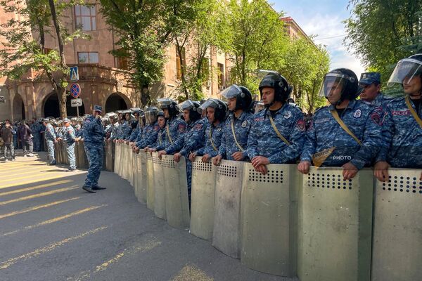 Полиция оцепила здание Дома правительства на площади Республики (16 мая 2024). Еревaн - Sputnik Армения