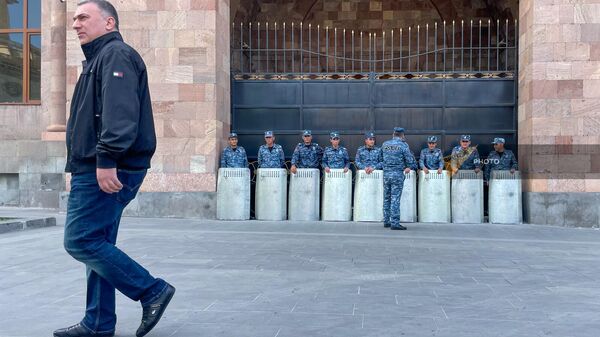 Полиция оцепила здание Дома правительства на площади Республики (16 мая 2024). Еревaн - Sputnik Армения