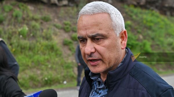 Житель села Воскепар Мигран Махсудян отвечает на вопросы журналистов на перекрытой жителями Киранца межгосударственной дороге (16 мая 2024). Тавуш - Sputnik Армения
