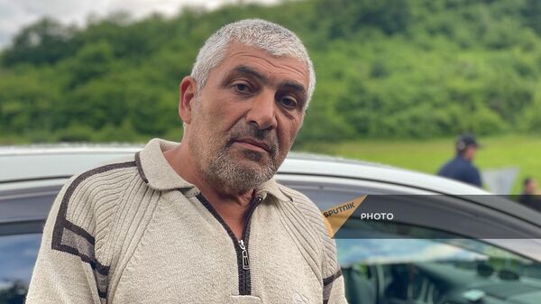 Житель села Киранц Андраник Назарян отвечает на вопросы журналистов на перекрытой межгосударственной дороге (16 мая 2024). Тавуш - Sputnik Армения