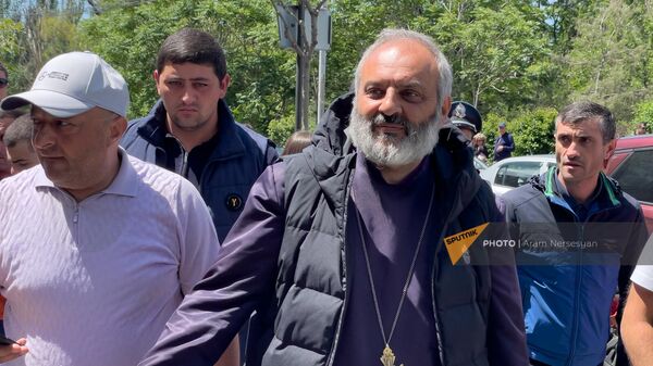 Архиепископ Баграт Галстанян возглавляет шествие в Ереванский госуниверситет, во дворе которого в 12.00 должна состояться открытая лекция (17 мая 2024). Еревaн - Sputnik Армения