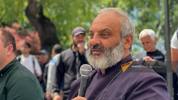 Архиепископ Баграт Галстанян во дворе Ереванского госуниверситета проводит открытую лекцию (17 мая 2024). Еревaн - Sputnik Армения