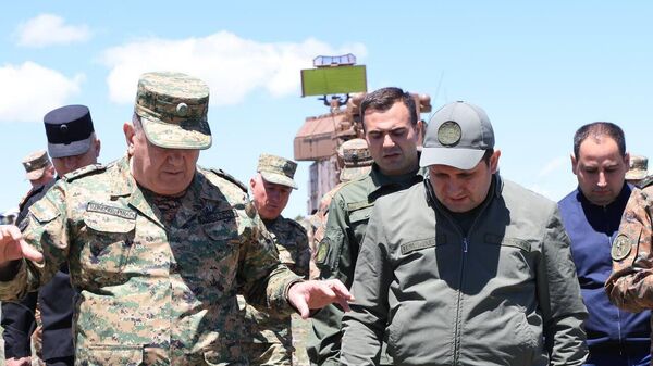 Министр обороны Сурен Папикян в сопровождении руководящего состава Вооруженных сил посетил один из учебных центров Министерства обороны (17 мая 2024).  - Sputnik Армения