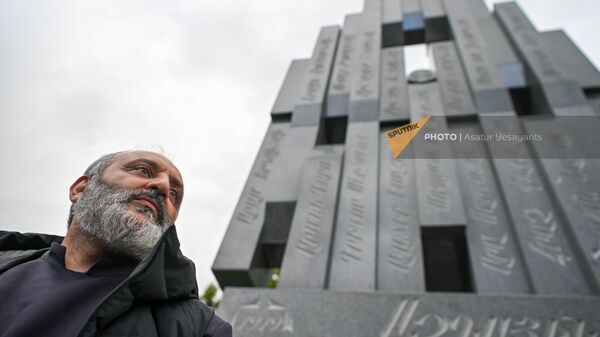 Епископ Баграт Галтанян у Мемориального комплекса Кавалеров Национального достоинства в Кольцевом парке (17 мая 2024). Еревaн - Sputnik Армения