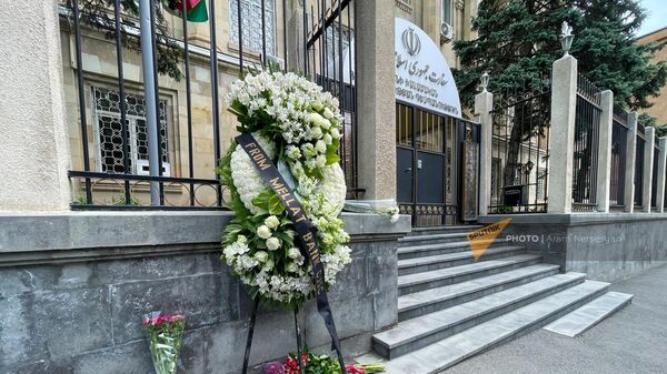 Венки и цветы у посольства Ирана в Армении (20 июня 2024). Еревaн - Sputnik Армения