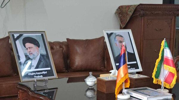 Портреты погибших в результате падения вертолета президента Ирана Эбрахима Раиси и министра иностранных дел Хосейна Амира Абдоллахиана в генконсульстве Ирана в Капане - Sputnik Армения