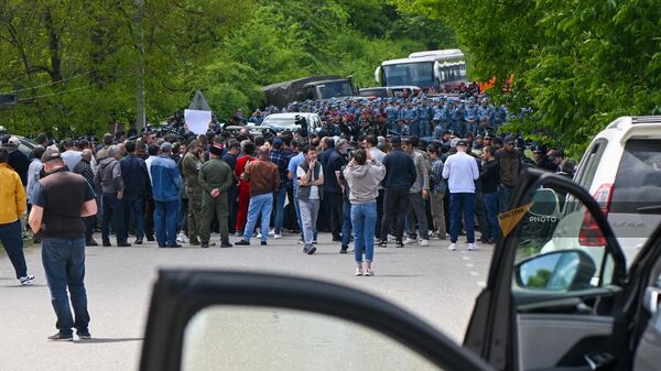 Полиция перекрыла движение по дороге от села Саригюх к Киранцу (20 мая 2024). Тавуш - Sputnik Армения