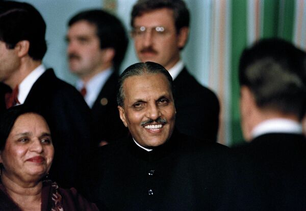 1988թ. օգոստոսի 17-ին Պակիստանի նախագահ Մուհամեդ Զիա-ուլ-Հակին տեղափոխող ինքնաթիռը կործանվել է։ Զոհվել են բոլոր 31 ուղևորները, որոնց մեջ եղել են նաև ԱՄՆ դեսպան Առնոլդ Լյուիս Ռաֆելը և Պակիստանի հետախուզության գլխավոր տնօրեն Աբդուր Ռահման Ահթարը։ - Sputnik Արմենիա