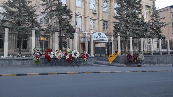 Траурные венки у посольства Ирана (20 мая 2024). Еревaн - Sputnik Армения