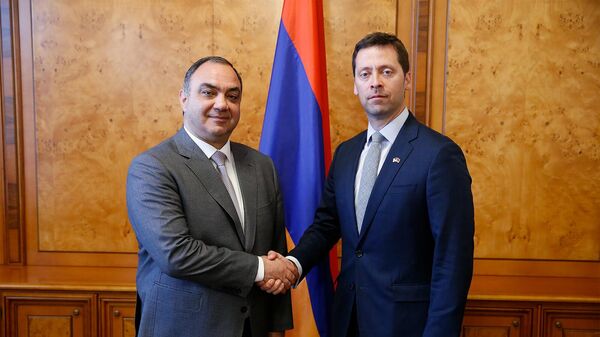 Министр внутренних дел Ваге Казарян принял делегацию, возглавляемую вторым заместителем госсекретаря США Брэндоном Йодером (21 мая 2024). Еревaн - Sputnik Армения