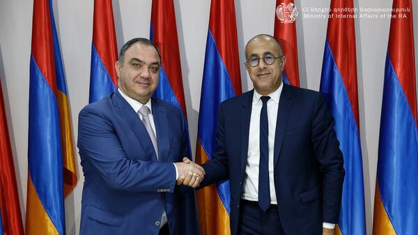 Министр внутренних дел Ваге Казарян принял делегацию, возглавляемую региональным директором Всемирного банка Самехом Нагибом Вахбой (20 мая 2024). Еревaн - Sputnik Армения