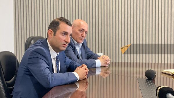 Глава управления транспорта Вазген Арутюнян и и.о. директора ЗАО Автобусы Еревана Самвел Назарян отвечают на вопросы прессы по-поводу забастовки водителей автобусов (22 мая 2024). Ереван - Sputnik Армения