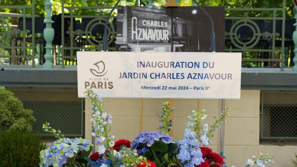 В честь 100-летия со дня рождения Шарля Азнавура его именем назван парк возле Елисейских полей и знаменитой площади Согласия (23 мая 2024). Париж - Sputnik Армения