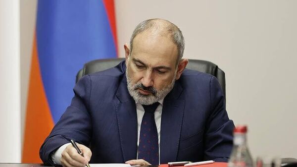 Премьер-министр Никол Пашинян подписывает документ  - Sputnik Армения