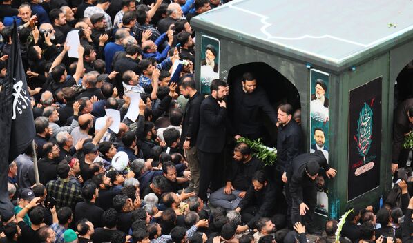 Церемония прощания с президентом Ирана Эбрахимом Раиси в Мешхеде, Иран - Sputnik Армения