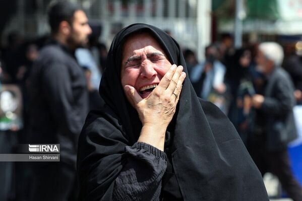 Женщина во время похорон президента Ирана Эбрахима Раиси - Sputnik Армения