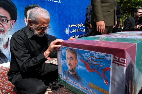Бывший министр иностранных дел Ирана Камаль Харрази отдает дань уважения задрапированному флагом гробу покойного министра иностранных дел Хоссейна Амира Абдоллахиана в Тегеране. - Sputnik Армения