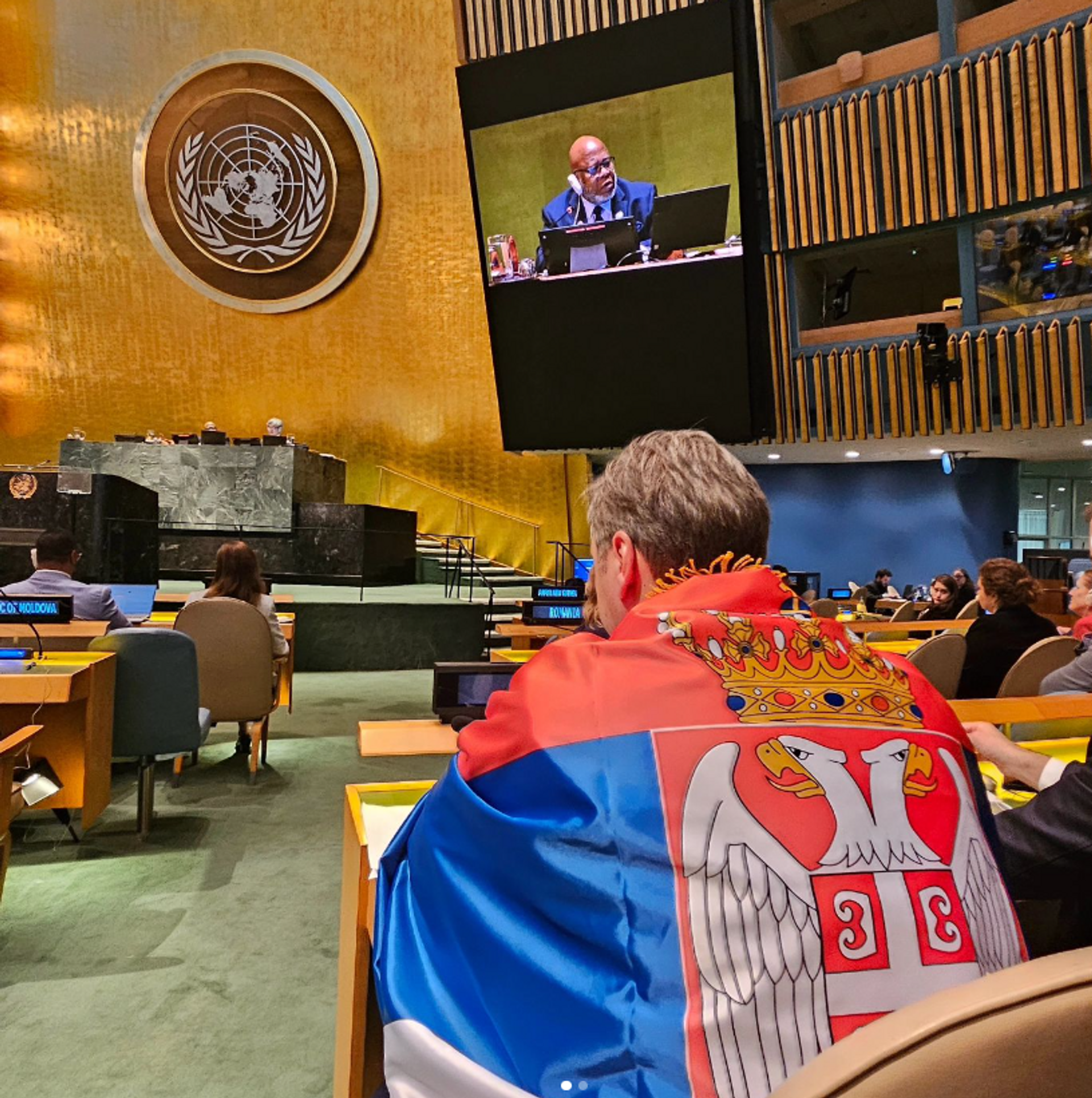 Президент Сербии Александр Вучич накинул сербский флаг во время сессии Генaссамблеи ООН (23 мая 2024). Нью-Йорк - Sputnik Армения, 1920, 23.05.2024