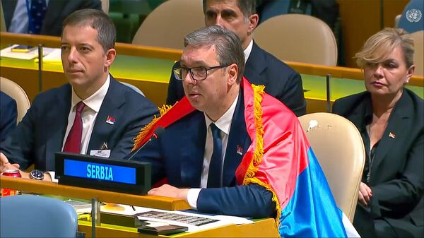 Президент Сербии Александр Вучич накинул сербский флаг во время сессии Генaссамблеи ООН (23 мая 2024). Нью-Йорк - Sputnik Արմենիա