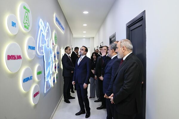 Премьер-министр Никол Пашинян присутствовал на открытии современного завода по производству молочной продукции компании Еремян Проджектс (24 мая 2024). Еревaн - Sputnik Армения