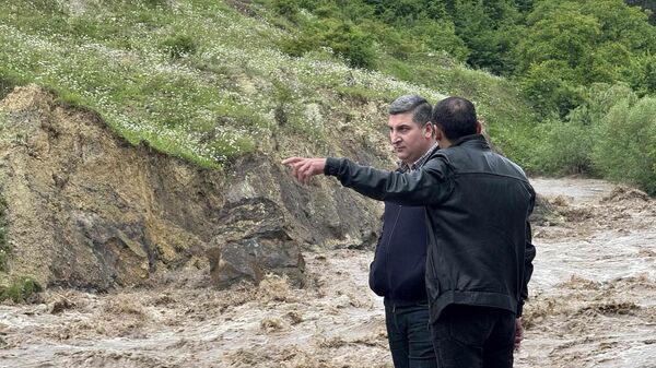 Министр территориального управления и инфраструктур Гнел Саносян с раннего утра находится на месте наводнения  - Sputnik Армения