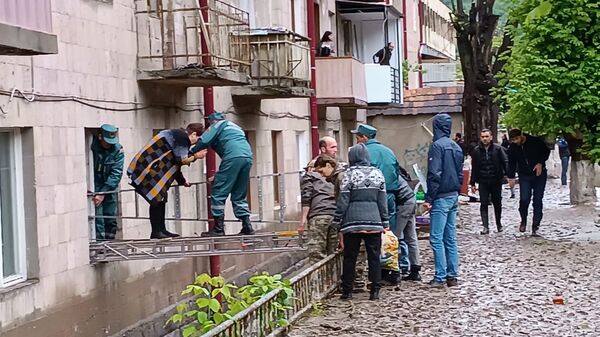 Спасатели эвакуируют жителей после наводнения (26 мая 2024). Лори - Sputnik Армения