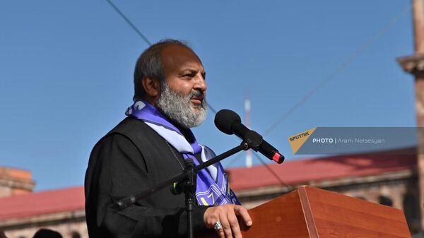 Архиепископ Баграт Галстанян выступает во время митинга (26 мая 2024). Еревaн - Sputnik Армения