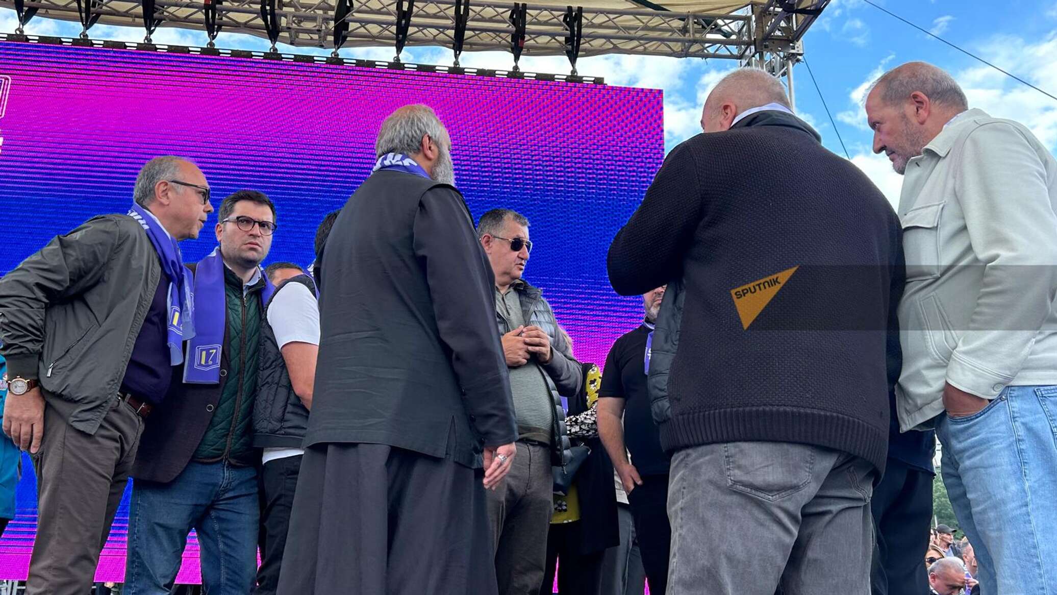 В номере Галстаняна хотели установить \"прослушку\"? Архиепископ о ...