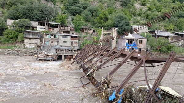 Затопленные дома и сломанный мост после наводнения (26 мая 2024). Лори - Sputnik Армения