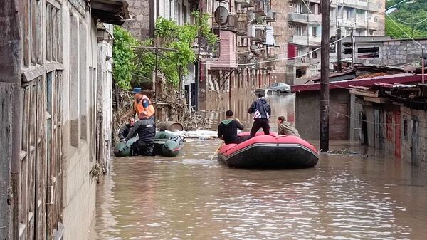 Спасатели эвакуируют жителей после наводнения (26 мая 2024). Лори - Sputnik Армения