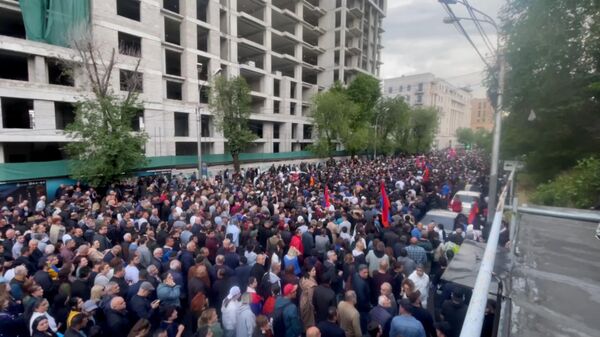 Люди шествием идут к правительственным дачам - Sputnik Армения