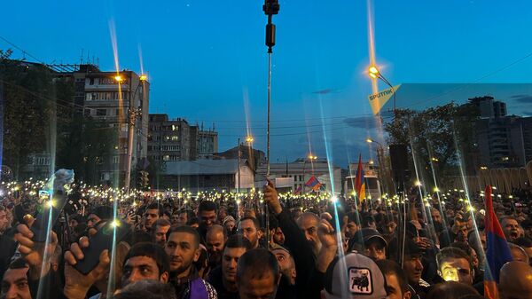 Участники шествия возвращаются на площадь Республики: Галстанян представит план действий