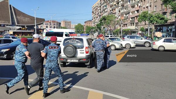 Полиция задерживает участников акции неповиновения на перекрестке проспекта Тигран Мец и улицы Ханжяна (27 мая 2024). Еревaн - Sputnik Армения