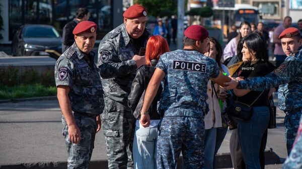 Участники акции неповиновения блокировали движение на перекрестке проспекта Тигран Мец и улицы Ханджян (27 мая 2024). Еревaн - Sputnik Армения