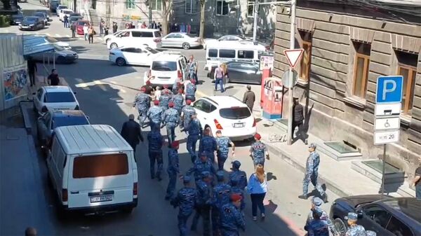 Кадры грубого задержания депутата Ашота Симоняна “красными беретами в Ереване - Sputnik Армения