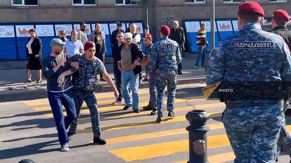 Полиция задерживает участников акции неповиновения на перекрестке проспекта Тигран Мец и улицы Ханжяна (27 мая 2024). Еревaн - Sputnik Армения