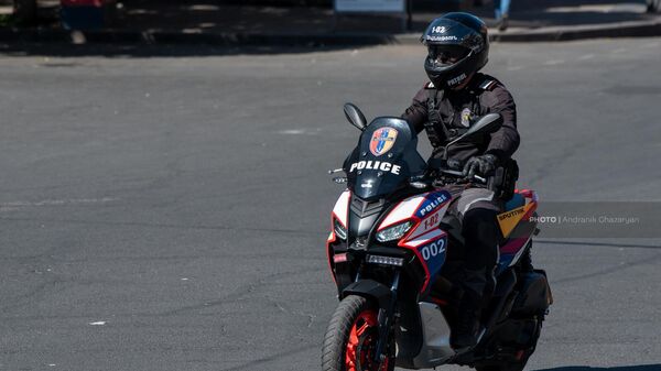 Сотрудники патрульной службы на мотоциклах на площади Сахарова - Sputnik Արմենիա