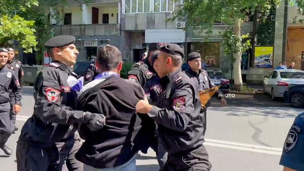 Полиция задерживает участников акции неповиновения на проспекте Саят Нова (27 мая 2024). Еревaн - Sputnik Армения